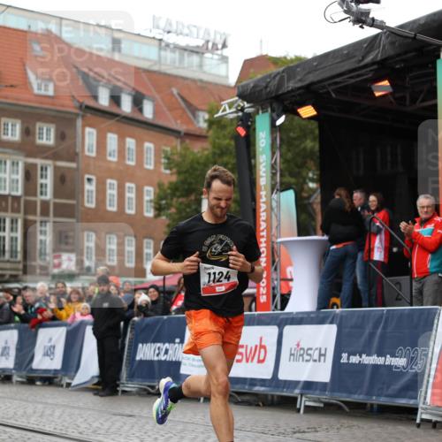 05.10.2025 - 20. swb-Marathon Bremen Yannick Fuchs http://msf.ph/oto/9271681 05.10.2025 12:17:37 Ziel 1124 meine-sportfotos.de
