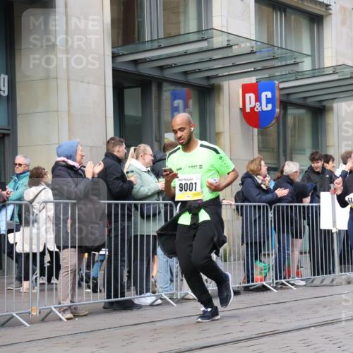 05.10.2025 - 20. swb-Marathon Bremen Strokosch-Dieckow http://msf.ph/oto/9271687 05.10.2025 11:09:24 Ziel 9001, 9185, 9410, 9538, 9685, 9731, 9732, 9887, 9972, 10245, 10316, 10412, 10417, 10419, 10448, 10672, 10827, 10860, 10881, 10886, 10943, 11206, 11219, 11381, 11407, 11447, 11486, 11526, 11614, 11654, 11655, 11664, 9001, 9185, 9410, 9538, 9685, 9731, 9732, 9887, 9972, 10245, 10316, 10412, 10417, 10419, 10448, 10672, 10827, 10860, 10881, 10886, 10943, 11206, 11219, 11381, 11447, 11526, 11614, 11664 meine-sportfotos.de