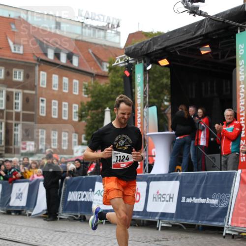05.10.2025 - 20. swb-Marathon Bremen Yannick Fuchs http://msf.ph/oto/9271691 05.10.2025 12:17:37 Ziel 1124 meine-sportfotos.de