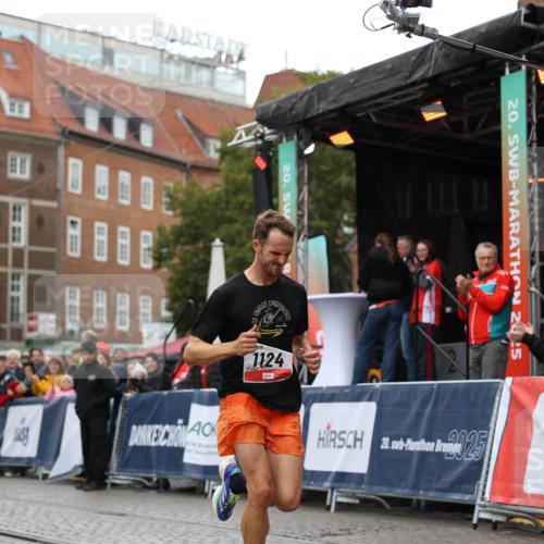 05.10.2025 - 20. swb-Marathon Bremen Yannick Fuchs http://msf.ph/oto/9271700 05.10.2025 12:17:37 Ziel 1124 meine-sportfotos.de