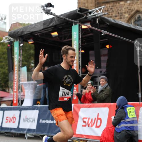 05.10.2025 - 20. swb-Marathon Bremen Yannick Fuchs http://msf.ph/oto/9271711 05.10.2025 12:17:38 Ziel 1124 meine-sportfotos.de