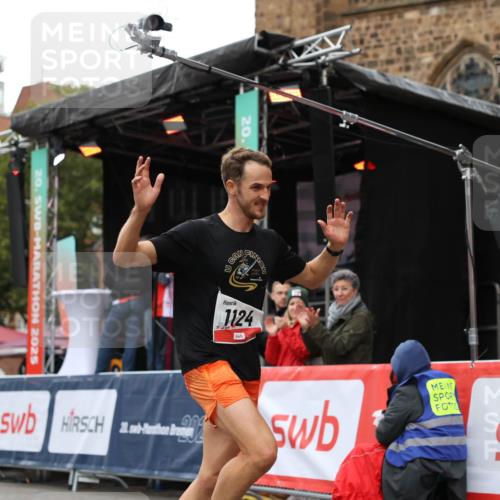 05.10.2025 - 20. swb-Marathon Bremen Yannick Fuchs http://msf.ph/oto/9271718 05.10.2025 12:17:38 Ziel 1124 meine-sportfotos.de
