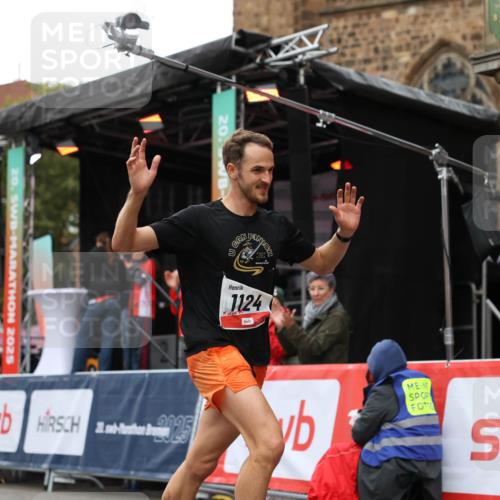 05.10.2025 - 20. swb-Marathon Bremen Yannick Fuchs http://msf.ph/oto/9271725 05.10.2025 12:17:38 Ziel 1124 meine-sportfotos.de