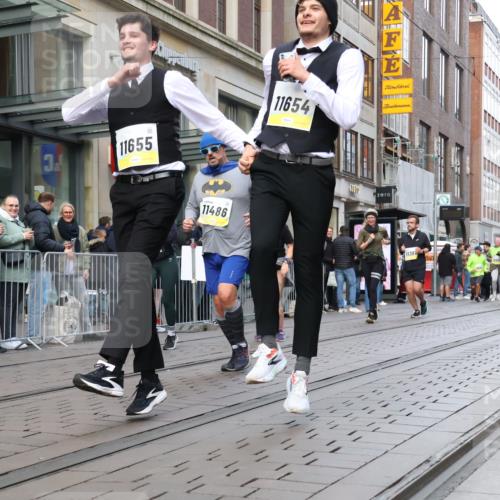 05.10.2025 - 20. swb-Marathon Bremen Strokosch-Dieckow http://msf.ph/oto/9271732 05.10.2025 11:09:28 Ziel 9001, 9288, 9410, 9538, 9685, 9731, 9732, 9760, 9887, 9972, 10245, 10316, 10412, 10417, 10435, 10448, 10515, 10672, 10827, 10860, 10881, 10885, 10886, 10943, 11206, 11219, 11381, 11405, 11407, 11486, 11654, 11655, 11664, 11748, 9001, 9288, 9410, 9538, 9685, 9731, 9732, 9760, 9887, 9972, 10245, 10316, 10412, 10417, 10435, 10448, 10515, 10672, 10827, 10860, 10881, 10885, 10886, 10943, 11206, 11219, 11381, 11405, 11664 meine-sportfotos.de