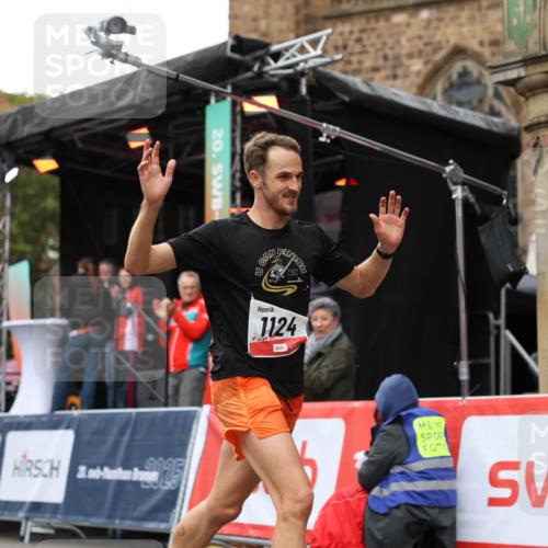 05.10.2025 - 20. swb-Marathon Bremen Yannick Fuchs http://msf.ph/oto/9271734 05.10.2025 12:17:38 Ziel 1124 meine-sportfotos.de