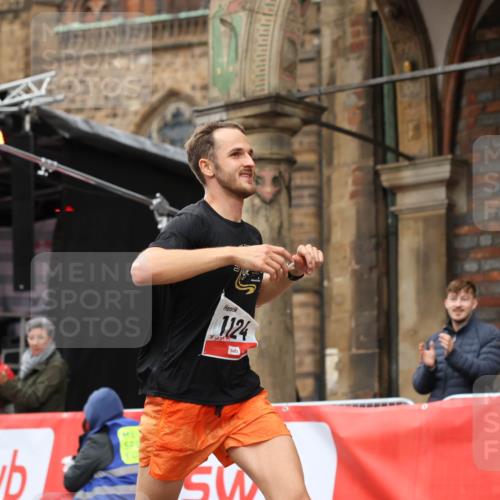 05.10.2025 - 20. swb-Marathon Bremen Yannick Fuchs http://msf.ph/oto/9271739 05.10.2025 12:17:38 Ziel 1124 meine-sportfotos.de