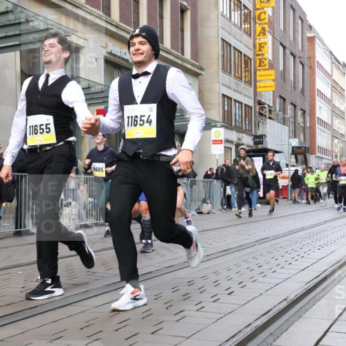 05.10.2025 - 20. swb-Marathon Bremen Strokosch-Dieckow http://msf.ph/oto/9271741 05.10.2025 11:09:28 Ziel 9001, 9288, 9410, 9538, 9685, 9731, 9732, 9760, 9887, 9972, 10245, 10316, 10412, 10417, 10435, 10448, 10515, 10672, 10827, 10860, 10881, 10885, 10886, 10943, 11206, 11219, 11381, 11405, 11407, 11486, 11654, 11655, 11664, 11748, 9001, 9288, 9410, 9538, 9685, 9731, 9732, 9760, 9887, 9972, 10245, 10316, 10412, 10417, 10435, 10448, 10515, 10672, 10827, 10860, 10881, 10885, 10886, 10943, 11206, 11219, 11381, 11405, 11664 meine-sportfotos.de