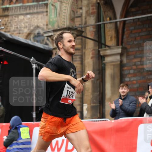 05.10.2025 - 20. swb-Marathon Bremen Yannick Fuchs http://msf.ph/oto/9271743 05.10.2025 12:17:38 Ziel 1124 meine-sportfotos.de