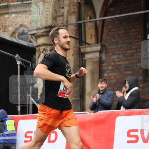 05.10.2025 - 20. swb-Marathon Bremen Yannick Fuchs http://msf.ph/oto/9271750 05.10.2025 12:17:38 Ziel 1124 meine-sportfotos.de