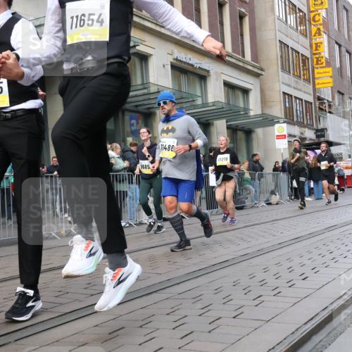 05.10.2025 - 20. swb-Marathon Bremen Strokosch-Dieckow http://msf.ph/oto/9271753 05.10.2025 11:09:28 Ziel 9001, 9288, 9410, 9538, 9685, 9731, 9732, 9760, 9887, 9972, 10245, 10316, 10412, 10417, 10435, 10448, 10515, 10672, 10827, 10860, 10881, 10885, 10886, 10943, 11206, 11219, 11381, 11405, 11407, 11486, 11654, 11655, 11664, 11748, 9001, 9288, 9410, 9538, 9685, 9731, 9732, 9760, 9887, 9972, 10245, 10316, 10412, 10417, 10435, 10448, 10515, 10672, 10827, 10860, 10881, 10885, 10886, 10943, 11206, 11219, 11381, 11405, 11664 meine-sportfotos.de