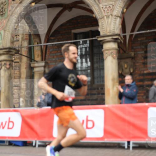05.10.2025 - 20. swb-Marathon Bremen Yannick Fuchs http://msf.ph/oto/9271760 05.10.2025 12:17:39 Ziel 1124 meine-sportfotos.de
