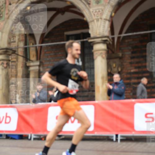 05.10.2025 - 20. swb-Marathon Bremen Yannick Fuchs http://msf.ph/oto/9271770 05.10.2025 12:17:39 Ziel 1124 meine-sportfotos.de