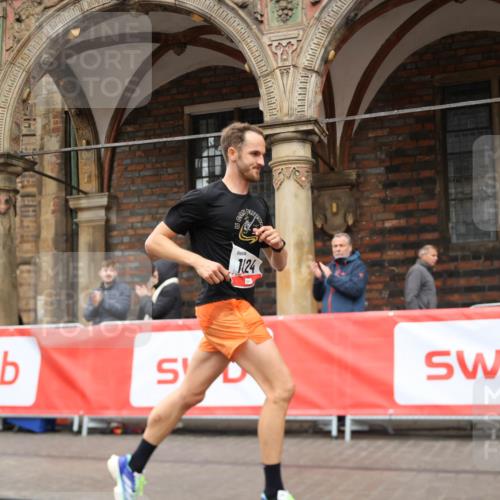 05.10.2025 - 20. swb-Marathon Bremen Yannick Fuchs http://msf.ph/oto/9271775 05.10.2025 12:17:39 Ziel 1124 meine-sportfotos.de