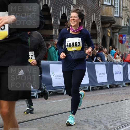 05.10.2025 - 20. swb-Marathon Bremen Strokosch-Dieckow http://msf.ph/oto/9271782 05.10.2025 11:10:43 Ziel 9446, 9572, 9804, 9984, 10399, 10665, 10861, 10962, 11157, 11161 meine-sportfotos.de