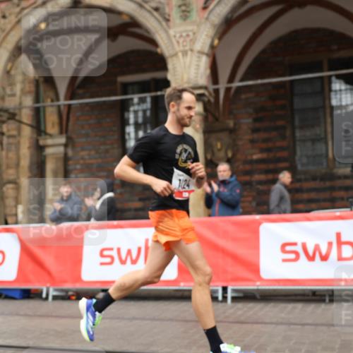 05.10.2025 - 20. swb-Marathon Bremen Yannick Fuchs http://msf.ph/oto/9271783 05.10.2025 12:17:39 Ziel 1124 meine-sportfotos.de