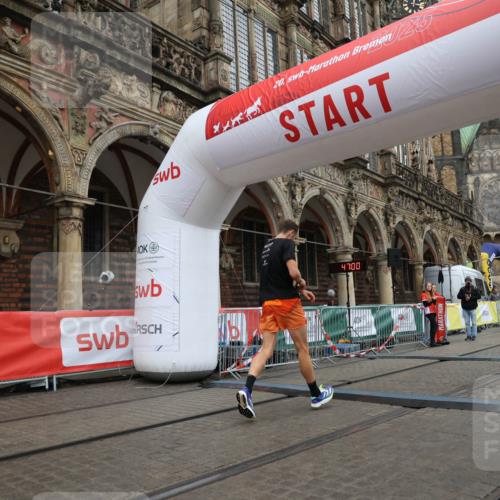05.10.2025 - 20. swb-Marathon Bremen Yannick Fuchs http://msf.ph/oto/9271797 05.10.2025 12:17:40 Ziel 1124 meine-sportfotos.de