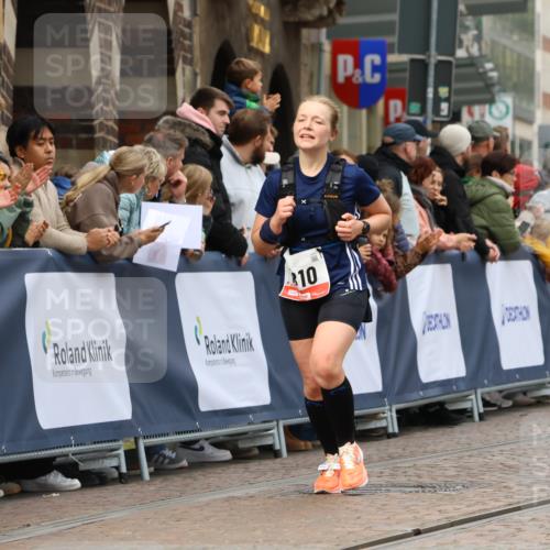 05.10.2025 - 20. swb-Marathon Bremen Strokosch-Dieckow http://msf.ph/oto/9271801 05.10.2025 13:02:34 Ziel 1810, 3327, 7028, 7170 meine-sportfotos.de
