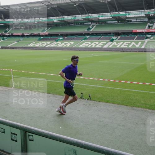 05.10.2025 - 20. swb-Marathon Bremen Michael Burmester http://msf.ph/oto/9271811 05.10.2025 12:44:56 Laufen im Stadion 109, 506, 539, 642, 657, 819, 917, 1055, 1631, 2013, 2188, 2666, 2719, 3150, 3218, 3219, 3251, 3327, 3342, 3982, 4358, 4571, 6302, 6633, 6996, 7099, 7525, 8169, 8351, 8382, 8747, 8828, 9130, 329, 548, 1196, 2092, 2249, 4422, 5908, 7373, 7949, 8030 meine-sportfotos.de