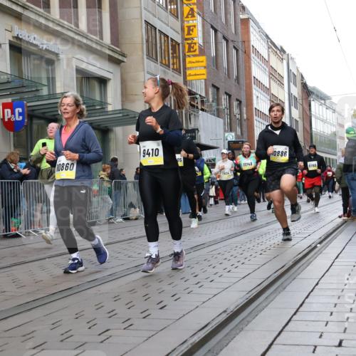 05.10.2025 - 20. swb-Marathon Bremen Strokosch-Dieckow http://msf.ph/oto/9271835 05.10.2025 11:09:33 Ziel 9001, 9288, 9410, 9538, 9554, 9561, 9685, 9731, 9732, 9760, 9887, 9972, 10245, 10316, 10383, 10412, 10435, 10448, 10515, 10659, 10672, 10827, 10860, 10881, 10885, 10886, 10969, 11206, 11219, 11381, 11401, 11405, 11407, 11486, 11634, 11654, 11655, 11748, 9001, 9288, 9410, 9538, 9554, 9561, 9685, 9731, 9732, 9760, 9887, 9972, 10245, 10316, 10383, 10412, 10435, 10448, 10515, 10659, 10672, 10827, 10860, 10881, 10885, 10886, 10969, 11206, 11219, 11381, 11401, 11405 meine-sportfotos.de