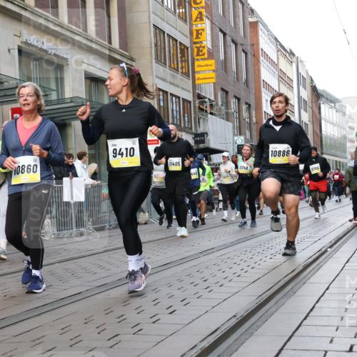 05.10.2025 - 20. swb-Marathon Bremen Strokosch-Dieckow http://msf.ph/oto/9271851 05.10.2025 11:09:34 Ziel 9001, 9288, 9410, 9470, 9476, 9538, 9554, 9561, 9685, 9731, 9732, 9760, 9887, 9972, 10316, 10383, 10412, 10435, 10448, 10515, 10659, 10672, 10827, 10860, 10881, 10885, 10886, 10969, 11206, 11219, 11381, 11401, 11405, 11486, 11634, 11654, 11655, 11748, 9001, 9288, 9410, 9470, 9476, 9538, 9554, 9561, 9685, 9731, 9732, 9760, 9887, 9972, 10316, 10383, 10412, 10435, 10448, 10515, 10659, 10672, 10827, 10860, 10881, 10885, 10886, 10969, 11206, 11219, 11381, 11401, 11405 meine-sportfotos.de