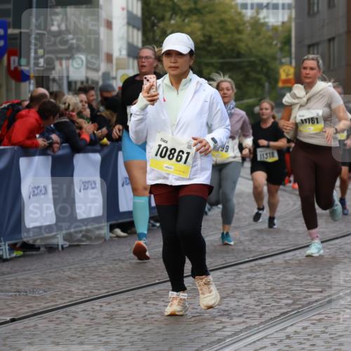 05.10.2025 - 20. swb-Marathon Bremen Strokosch-Dieckow http://msf.ph/oto/9271854 05.10.2025 11:10:46 Ziel 9572, 9804, 9984, 10399, 10861, 10962, 11157, 11161, 11318, 11544 meine-sportfotos.de