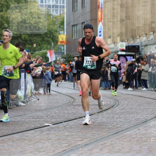 05.10.2025 - 20. swb-Marathon Bremen Strokosch-Dieckow http://msf.ph/oto/9271858 05.10.2025 13:02:36 Ziel 1810, 7028, 7170 meine-sportfotos.de