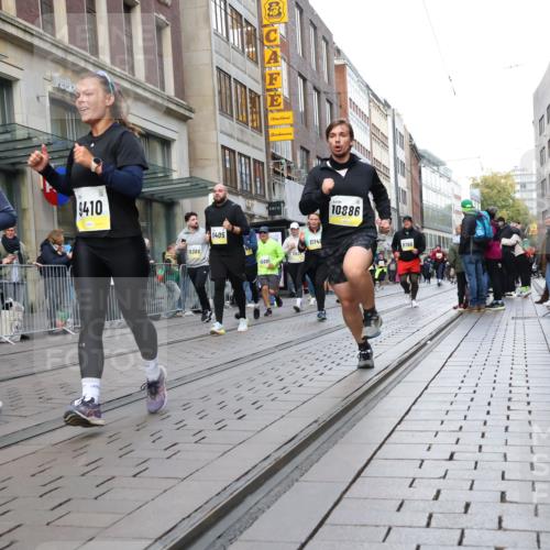 05.10.2025 - 20. swb-Marathon Bremen Strokosch-Dieckow http://msf.ph/oto/9271863 05.10.2025 11:09:34 Ziel 9001, 9288, 9410, 9470, 9476, 9538, 9554, 9561, 9685, 9731, 9732, 9760, 9887, 9972, 10316, 10383, 10412, 10435, 10448, 10515, 10659, 10672, 10827, 10860, 10881, 10885, 10886, 10969, 11206, 11219, 11381, 11401, 11405, 11486, 11634, 11654, 11655, 11748, 9001, 9288, 9410, 9470, 9476, 9538, 9554, 9561, 9685, 9731, 9732, 9760, 9887, 9972, 10316, 10383, 10412, 10435, 10448, 10515, 10659, 10672, 10827, 10860, 10881, 10885, 10886, 10969, 11206, 11219, 11381, 11401, 11405 meine-sportfotos.de