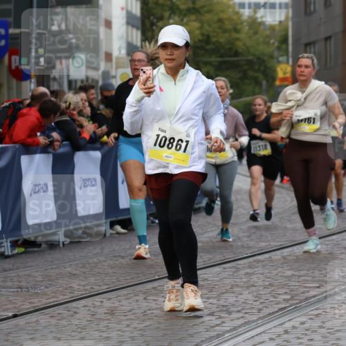 05.10.2025 - 20. swb-Marathon Bremen Strokosch-Dieckow http://msf.ph/oto/9271888 05.10.2025 11:10:46 Ziel 9572, 9804, 9984, 10399, 10861, 10962, 11157, 11161, 11318, 11544 meine-sportfotos.de