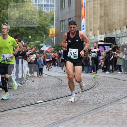 05.10.2025 - 20. swb-Marathon Bremen Strokosch-Dieckow http://msf.ph/oto/9271890 05.10.2025 13:02:36 Ziel 1810, 7028, 7170 meine-sportfotos.de