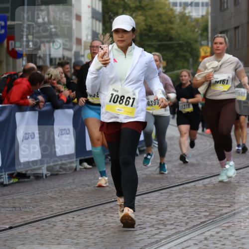 05.10.2025 - 20. swb-Marathon Bremen Strokosch-Dieckow http://msf.ph/oto/9271909 05.10.2025 11:10:46 Ziel 9572, 9804, 9984, 10399, 10861, 10962, 11157, 11161, 11318, 11544 meine-sportfotos.de