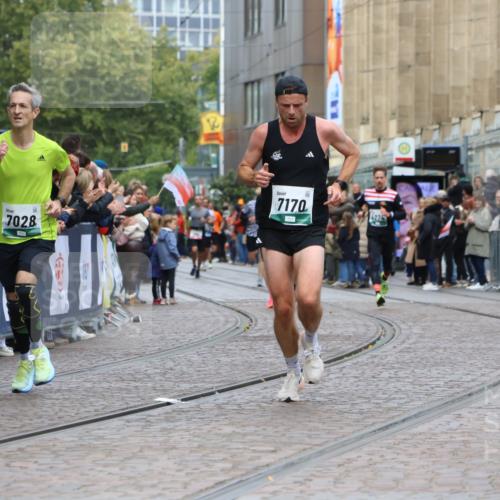05.10.2025 - 20. swb-Marathon Bremen Strokosch-Dieckow http://msf.ph/oto/9271918 05.10.2025 13:02:36 Ziel 1810, 7028, 7170 meine-sportfotos.de