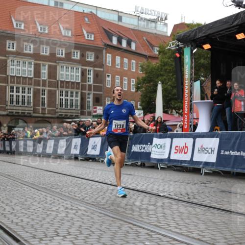 05.10.2025 - 20. swb-Marathon Bremen Yannick Fuchs http://msf.ph/oto/9271922 05.10.2025 12:17:52 Ziel 1739 meine-sportfotos.de