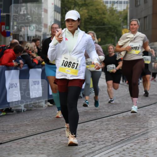05.10.2025 - 20. swb-Marathon Bremen Strokosch-Dieckow http://msf.ph/oto/9271942 05.10.2025 11:10:47 Ziel 9804, 9984, 10399, 10861, 10962, 11157, 11161, 11318, 11544 meine-sportfotos.de