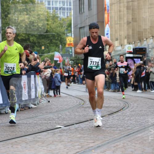 05.10.2025 - 20. swb-Marathon Bremen Strokosch-Dieckow http://msf.ph/oto/9271946 05.10.2025 13:02:37 Ziel 1810, 7028, 7170 meine-sportfotos.de