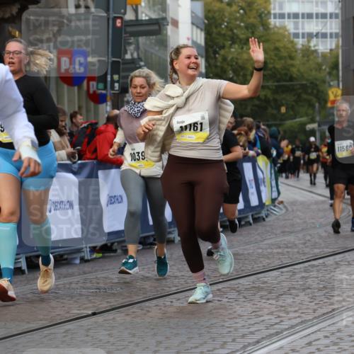 05.10.2025 - 20. swb-Marathon Bremen Strokosch-Dieckow http://msf.ph/oto/9271983 05.10.2025 11:10:49 Ziel 9984, 10399, 10861, 11161, 11318, 11544 meine-sportfotos.de