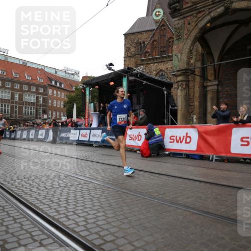 05.10.2025 - 20. swb-Marathon Bremen Yannick Fuchs http://msf.ph/oto/9271998 05.10.2025 12:17:53 Ziel 404, 1739 meine-sportfotos.de