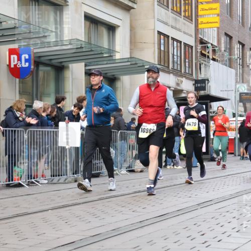 05.10.2025 - 20. swb-Marathon Bremen Strokosch-Dieckow http://msf.ph/oto/9272007 05.10.2025 11:09:41 Ziel 7799, 9288, 9410, 9470, 9476, 9554, 9561, 9685, 9760, 9972, 10082, 10383, 10435, 10448, 10515, 10563, 10596, 10659, 10827, 10860, 10885, 10969, 11204, 11219, 11261, 11381, 11401, 11405, 11486, 11536, 11634, 11748, 7799, 9288, 9410, 9470, 9476, 9554, 9561, 9685, 9760, 9972, 10082, 10383, 10435, 10448, 10515, 10563, 10596, 10659, 10827, 10860, 10885, 10969, 11204, 11219, 11261, 11381, 11401, 11405 meine-sportfotos.de