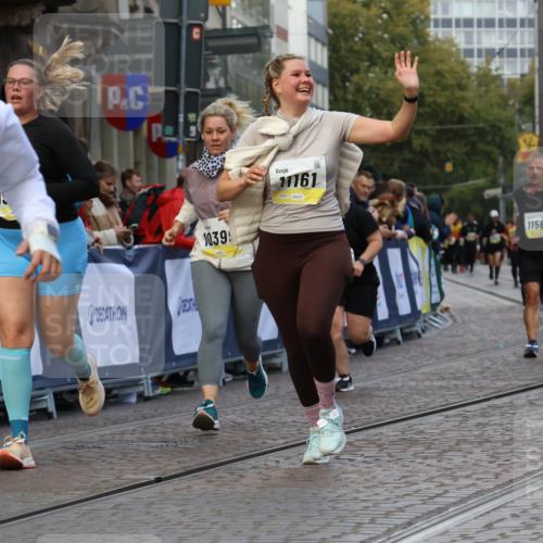 05.10.2025 - 20. swb-Marathon Bremen Strokosch-Dieckow http://msf.ph/oto/9272014 05.10.2025 11:10:49 Ziel 9984, 10399, 10861, 11161, 11318, 11544 meine-sportfotos.de