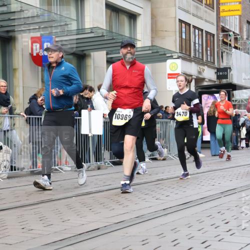 05.10.2025 - 20. swb-Marathon Bremen Strokosch-Dieckow http://msf.ph/oto/9272030 05.10.2025 11:09:42 Ziel 7799, 9288, 9410, 9470, 9476, 9554, 9561, 9685, 9760, 9806, 9972, 10082, 10383, 10435, 10448, 10515, 10563, 10596, 10659, 10827, 10860, 10885, 10969, 11204, 11219, 11261, 11381, 11401, 11405, 11486, 11536, 11634, 11748, 7799, 9288, 9410, 9470, 9476, 9554, 9561, 9685, 9760, 9806, 9972, 10082, 10383, 10435, 10448, 10515, 10563, 10596, 10659, 10827, 10860, 10885, 10969, 11204, 11219, 11261, 11381, 11401, 11405 meine-sportfotos.de