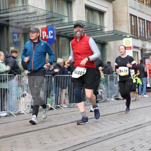 05.10.2025 - 20. swb-Marathon Bremen Strokosch-Dieckow http://msf.ph/oto/9272039 05.10.2025 11:09:42 Ziel 7799, 9288, 9410, 9470, 9476, 9554, 9561, 9685, 9760, 9806, 9972, 10082, 10383, 10435, 10448, 10515, 10563, 10596, 10659, 10827, 10860, 10885, 10969, 11204, 11219, 11261, 11381, 11401, 11405, 11486, 11536, 11634, 11748, 7799, 9288, 9410, 9470, 9476, 9554, 9561, 9685, 9760, 9806, 9972, 10082, 10383, 10435, 10448, 10515, 10563, 10596, 10659, 10827, 10860, 10885, 10969, 11204, 11219, 11261, 11381, 11401, 11405 meine-sportfotos.de
