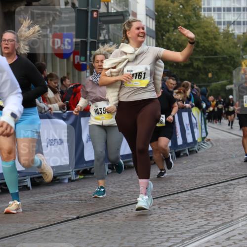 05.10.2025 - 20. swb-Marathon Bremen Strokosch-Dieckow http://msf.ph/oto/9272042 05.10.2025 11:10:49 Ziel 9984, 10399, 10861, 11161, 11318, 11544 meine-sportfotos.de