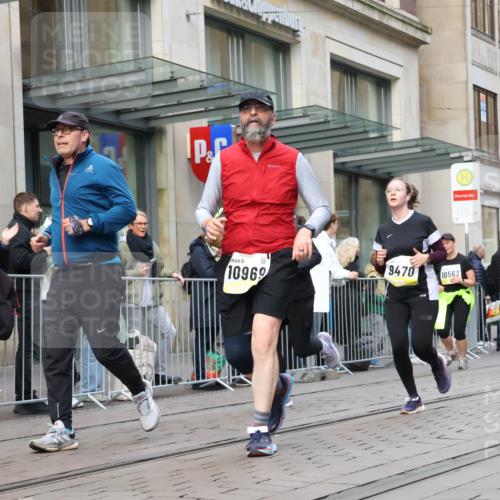 05.10.2025 - 20. swb-Marathon Bremen Strokosch-Dieckow http://msf.ph/oto/9272055 05.10.2025 11:09:43 Ziel 7799, 9288, 9410, 9470, 9476, 9554, 9561, 9685, 9760, 9806, 9972, 10082, 10383, 10435, 10448, 10515, 10563, 10596, 10659, 10827, 10860, 10885, 10969, 11204, 11219, 11261, 11381, 11401, 11405, 11486, 11536, 11634, 11748, 7799, 9288, 9410, 9470, 9476, 9554, 9561, 9685, 9760, 9806, 9972, 10082, 10383, 10435, 10448, 10515, 10563, 10596, 10659, 10827, 10860, 10885, 10969, 11204, 11219, 11261, 11381, 11401, 11405 meine-sportfotos.de