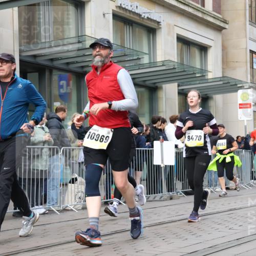 05.10.2025 - 20. swb-Marathon Bremen Strokosch-Dieckow http://msf.ph/oto/9272065 05.10.2025 11:09:43 Ziel 7799, 9288, 9410, 9470, 9476, 9554, 9561, 9685, 9760, 9806, 9972, 10082, 10383, 10435, 10448, 10515, 10563, 10596, 10659, 10827, 10860, 10885, 10969, 11204, 11219, 11261, 11381, 11401, 11405, 11486, 11536, 11634, 11748, 7799, 9288, 9410, 9470, 9476, 9554, 9561, 9685, 9760, 9806, 9972, 10082, 10383, 10435, 10448, 10515, 10563, 10596, 10659, 10827, 10860, 10885, 10969, 11204, 11219, 11261, 11381, 11401, 11405 meine-sportfotos.de