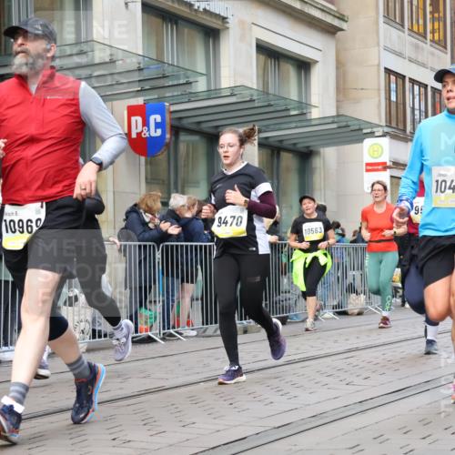 05.10.2025 - 20. swb-Marathon Bremen Strokosch-Dieckow http://msf.ph/oto/9272075 05.10.2025 11:09:43 Ziel 7799, 9288, 9410, 9470, 9476, 9554, 9561, 9685, 9760, 9806, 9972, 10082, 10383, 10435, 10448, 10515, 10563, 10596, 10659, 10827, 10860, 10885, 10969, 11204, 11219, 11261, 11381, 11401, 11405, 11486, 11536, 11634, 11748, 7799, 9288, 9410, 9470, 9476, 9554, 9561, 9685, 9760, 9806, 9972, 10082, 10383, 10435, 10448, 10515, 10563, 10596, 10659, 10827, 10860, 10885, 10969, 11204, 11219, 11261, 11381, 11401, 11405 meine-sportfotos.de
