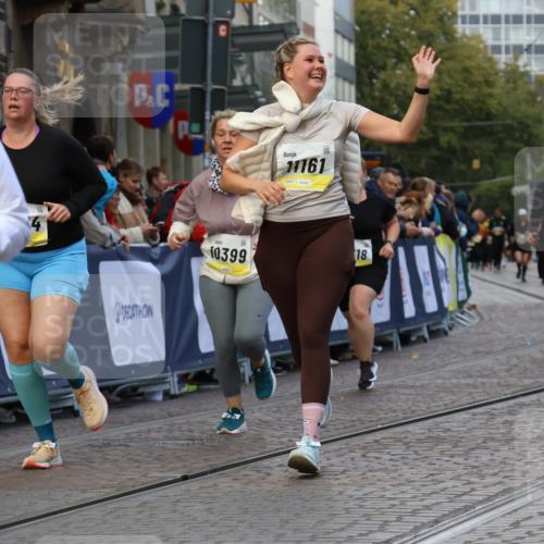 05.10.2025 - 20. swb-Marathon Bremen Strokosch-Dieckow http://msf.ph/oto/9272077 05.10.2025 11:10:49 Ziel 9984, 10399, 10861, 11161, 11318, 11544 meine-sportfotos.de