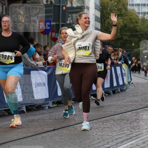 05.10.2025 - 20. swb-Marathon Bremen Strokosch-Dieckow http://msf.ph/oto/9272109 05.10.2025 11:10:49 Ziel 9984, 10399, 10861, 11161, 11318, 11544 meine-sportfotos.de