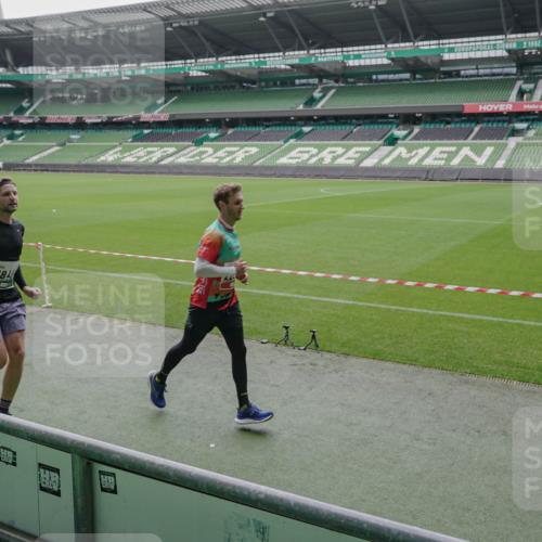 05.10.2025 - 20. swb-Marathon Bremen Michael Burmester http://msf.ph/oto/9272200 05.10.2025 12:46:07 Laufen im Stadion 256, 281, 349, 649, 852, 943, 1091, 1307, 2163, 2228, 2276, 2545, 2585, 3381, 3807, 4274, 4617, 4786, 5132, 5588, 6150, 6849, 7028, 7440, 7526, 7675, 1055, 1146, 1790, 1883, 3197, 3218, 8747 meine-sportfotos.de