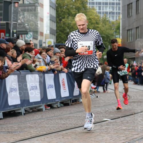 05.10.2025 - 20. swb-Marathon Bremen Strokosch-Dieckow http://msf.ph/oto/9272211 05.10.2025 13:02:50 Ziel 288, 539, 2585, 3381, 4274 meine-sportfotos.de