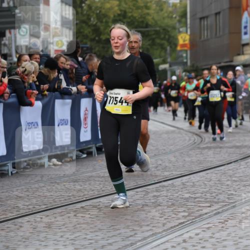 05.10.2025 - 20. swb-Marathon Bremen Strokosch-Dieckow http://msf.ph/oto/9272219 05.10.2025 11:10:51 Ziel 9984, 10399, 10861, 11161, 11318, 11544 meine-sportfotos.de