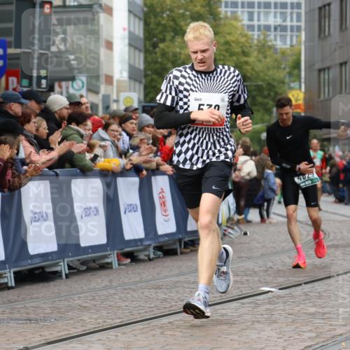 05.10.2025 - 20. swb-Marathon Bremen Strokosch-Dieckow http://msf.ph/oto/9272235 05.10.2025 13:02:50 Ziel 288, 539, 2585, 3381, 4274 meine-sportfotos.de